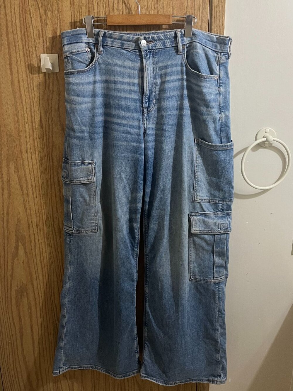 American Eagle Curvy Super High Waisted Baggy Wide Leg Cargo Denim Jeans - Picture 3 of 10